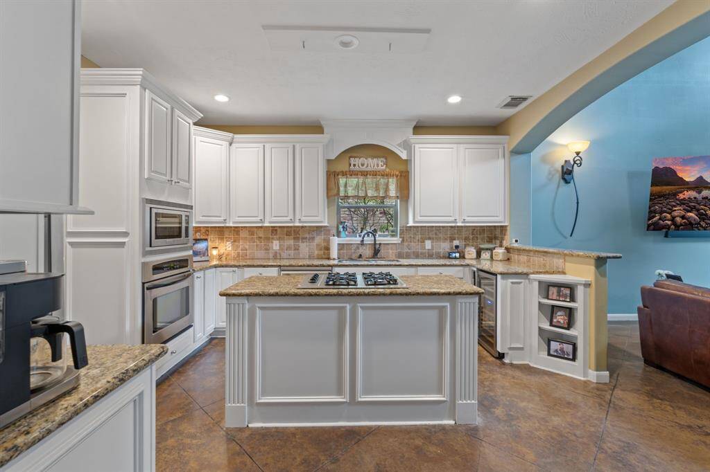Kitchen w/ granite and tile backsplash