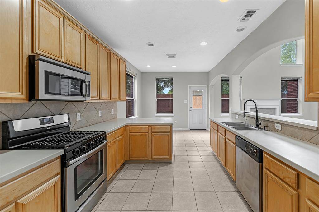 Kitchen - lots of cabinets!