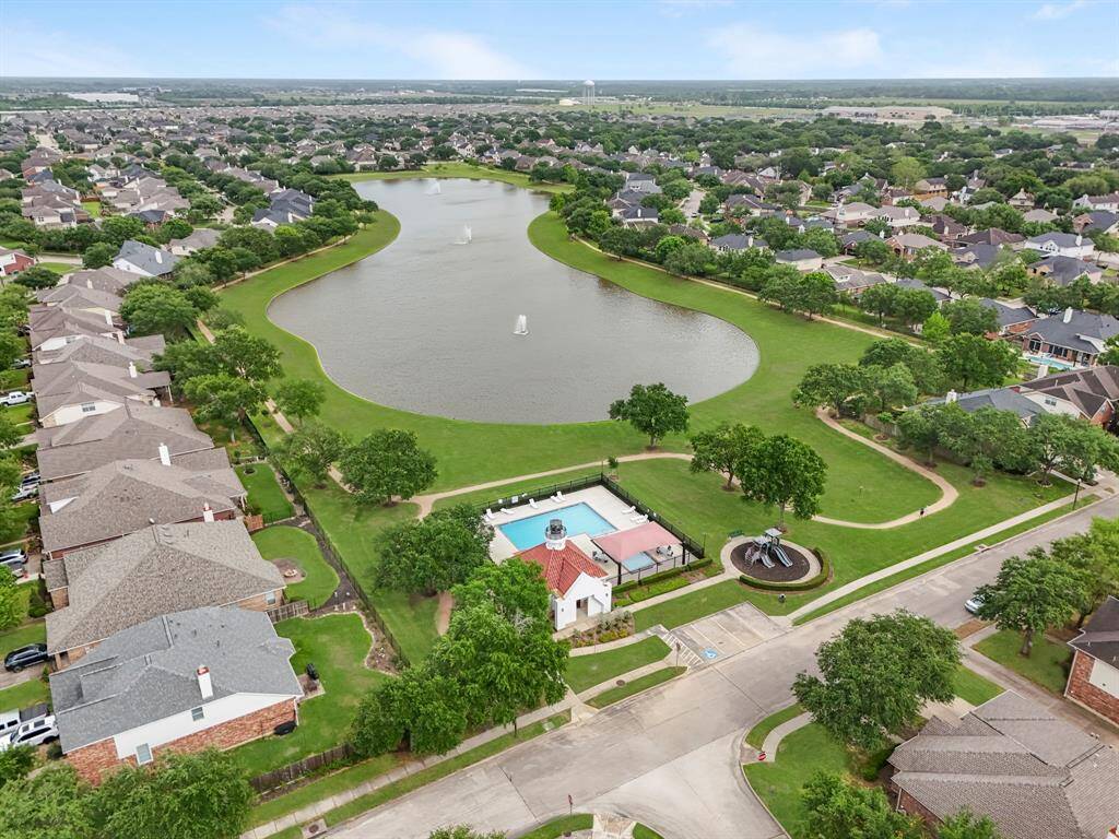Neighborhood lake & pool!