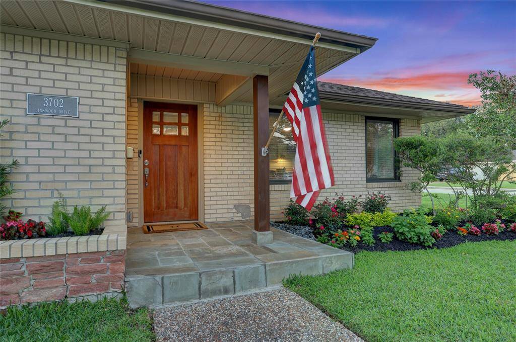 Welcome to your charming, move-in ready home in Linkwood!