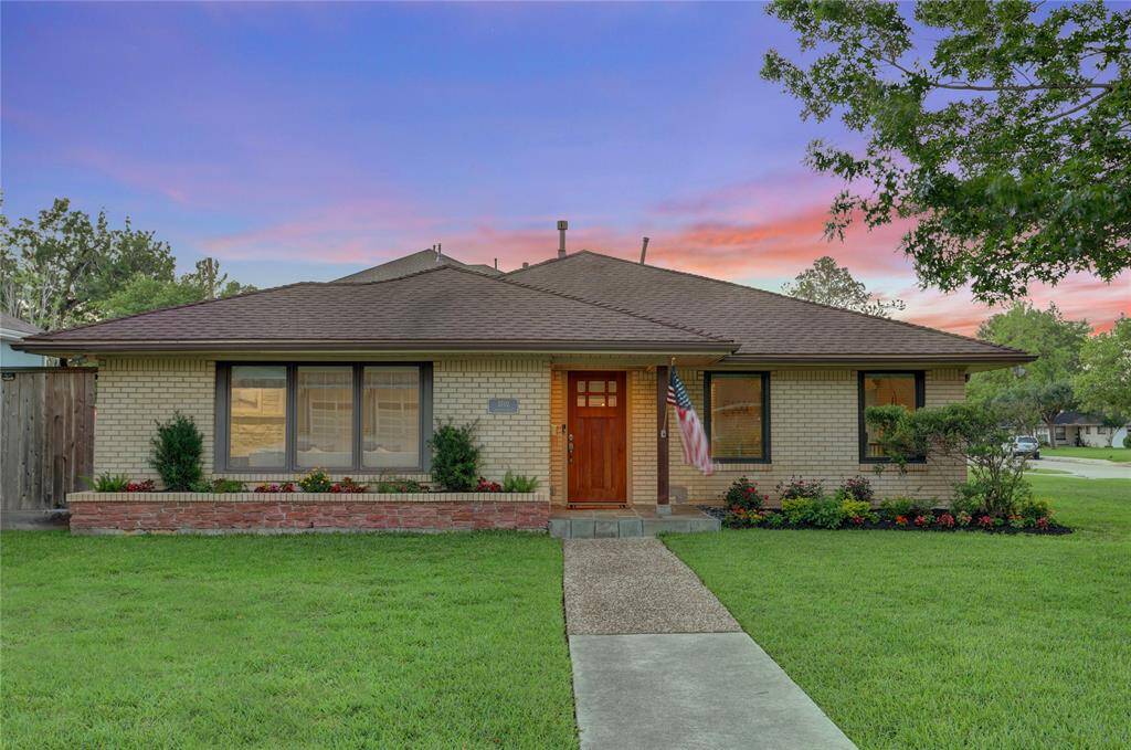 Enjoy a desirable lifestyle in this timeless and updated home with fantastic walkability to parks, coffee shops & bakeries, and close proximity to wonderful area attractions.