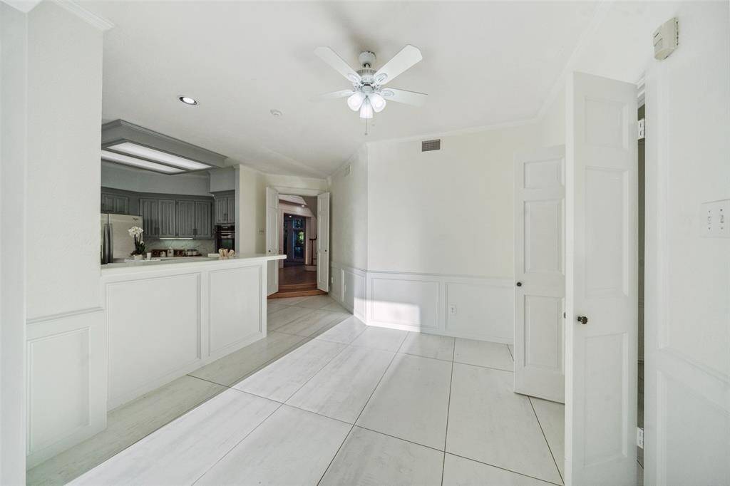 Cozy breakfast space located next to the kitchen, perfect for enjoying morning meals and casual dining.