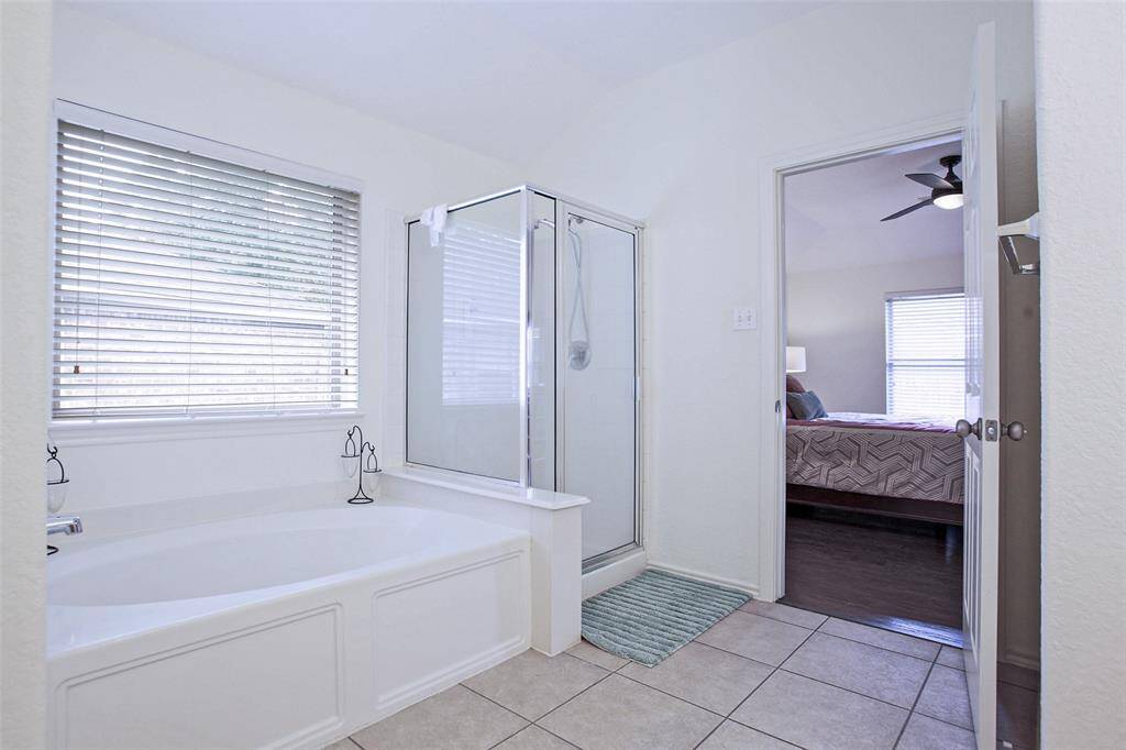 Primary en-suite bath