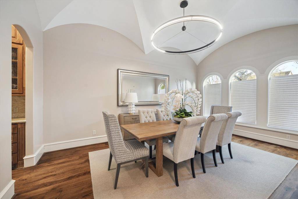 The high, barrel-vaulted ceiling in the formal dining room creates a dramatic ambiance to small and large gatherings alike.