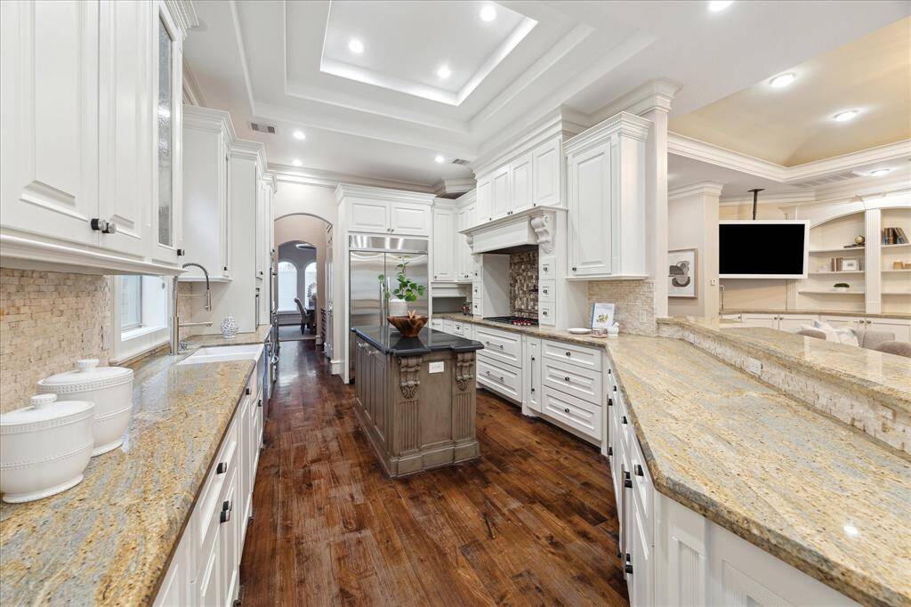From impromptu gatherings to formal holiday celebrations, this kitchen is ideal for hosting and entertaining.