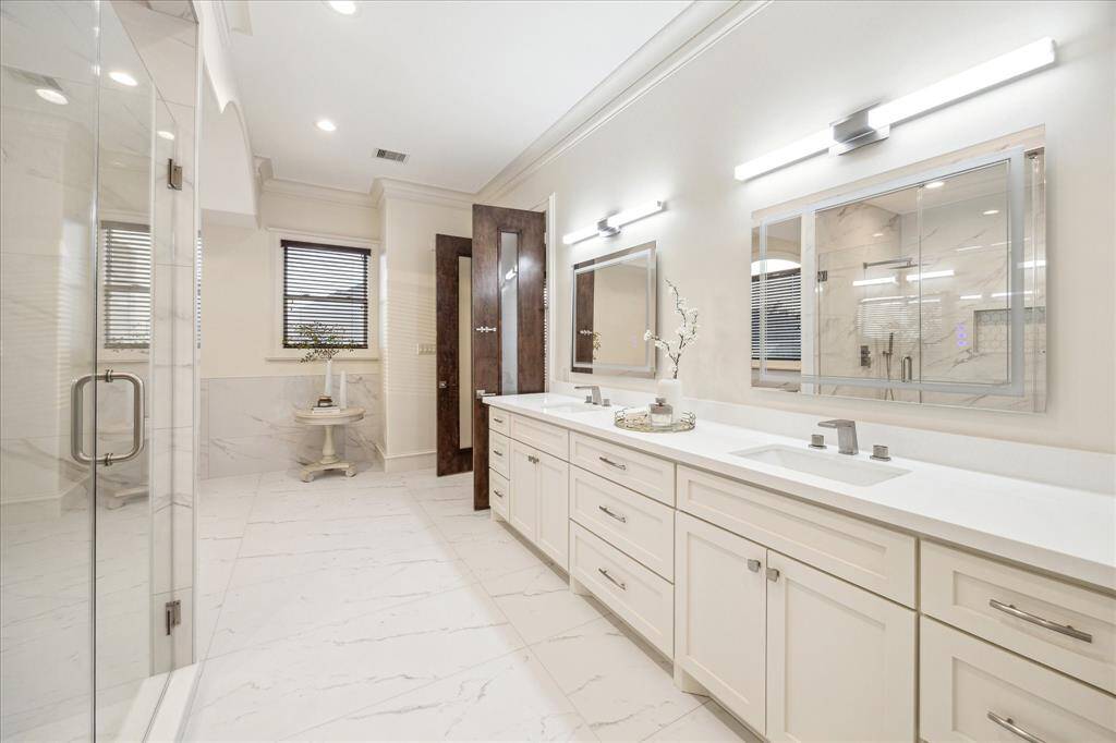 Renovated in February 2025 and offering dual sinks and water closets, this escape offers a relaxing space to begin and end your day.