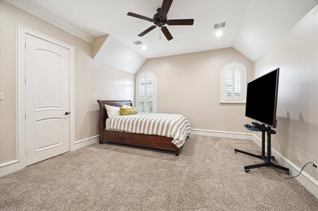 Boasting recently replaced carpet, this secondary bedroom also includes an en-suite bathroom.