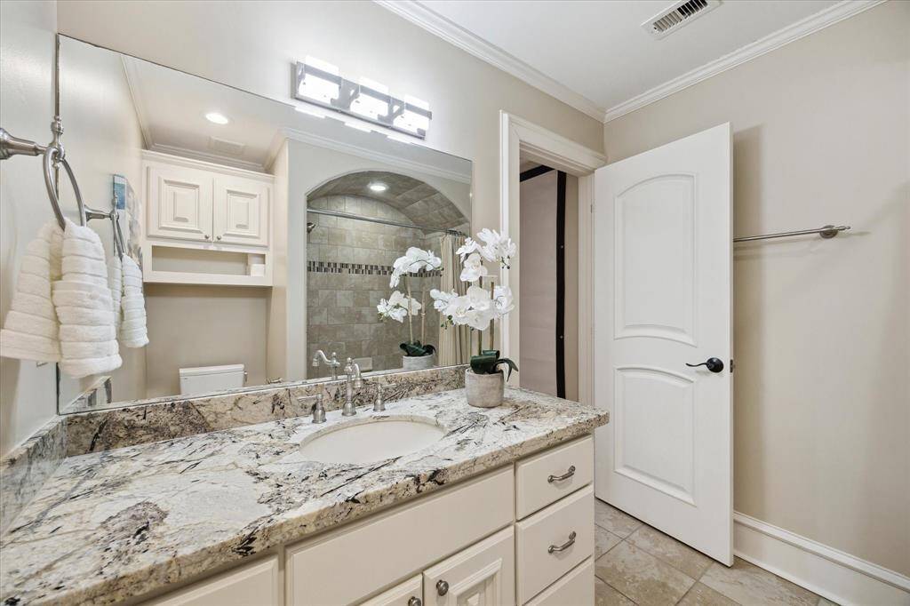The combo suite includes a full bath with arched-inset tub and shower.