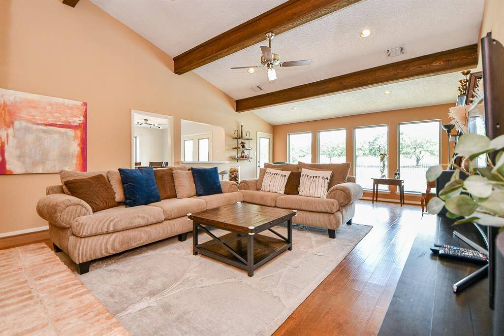 Big family room with floor to ceiling windows, Light and Bright