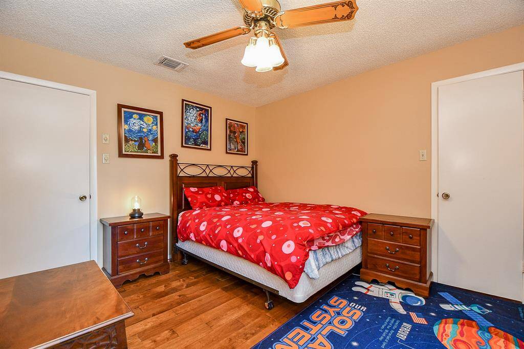 Secondary bedroom