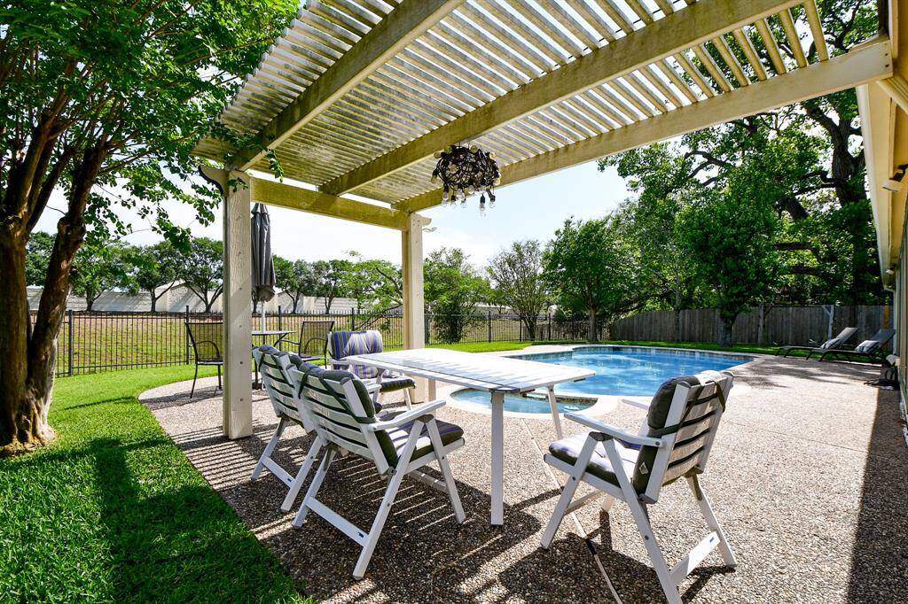 Gazebo and covered patio great for entertaining