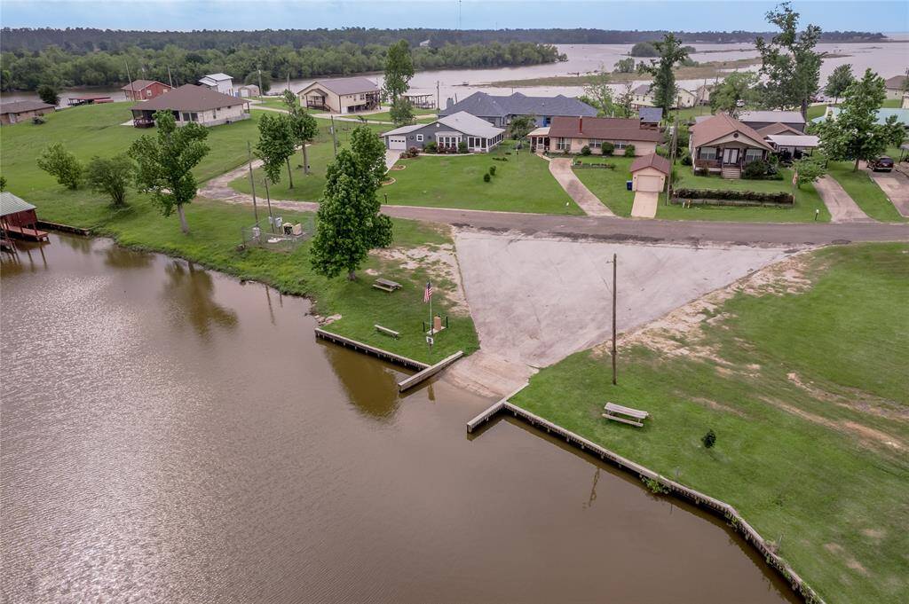 Community Boat Ramp located just steps away!