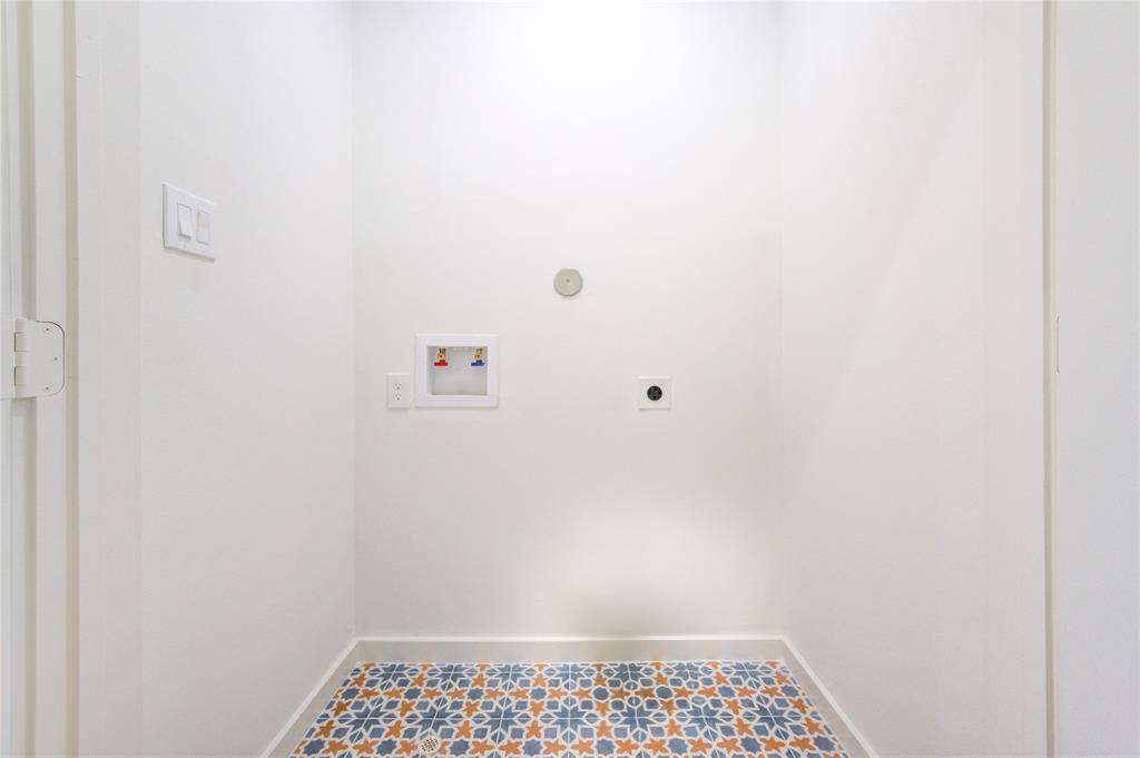 Laundry with washer/dryer connections
