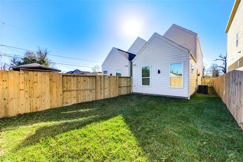 Spacious back and sideyards