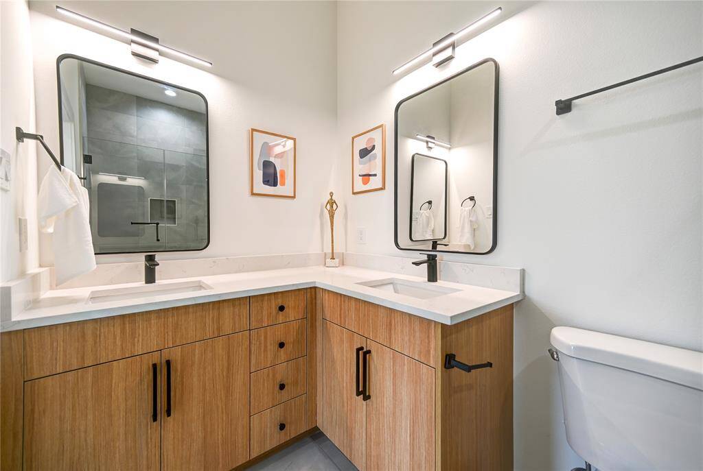 Double vanity sinks in primary suite
