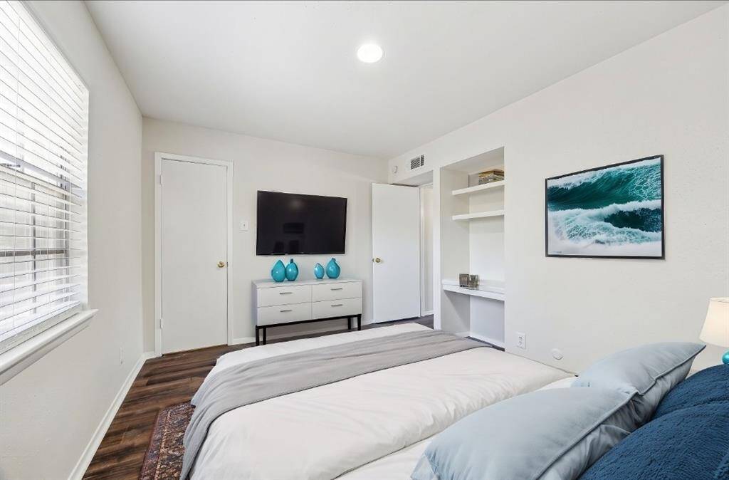 Second bedroom virtually staged.