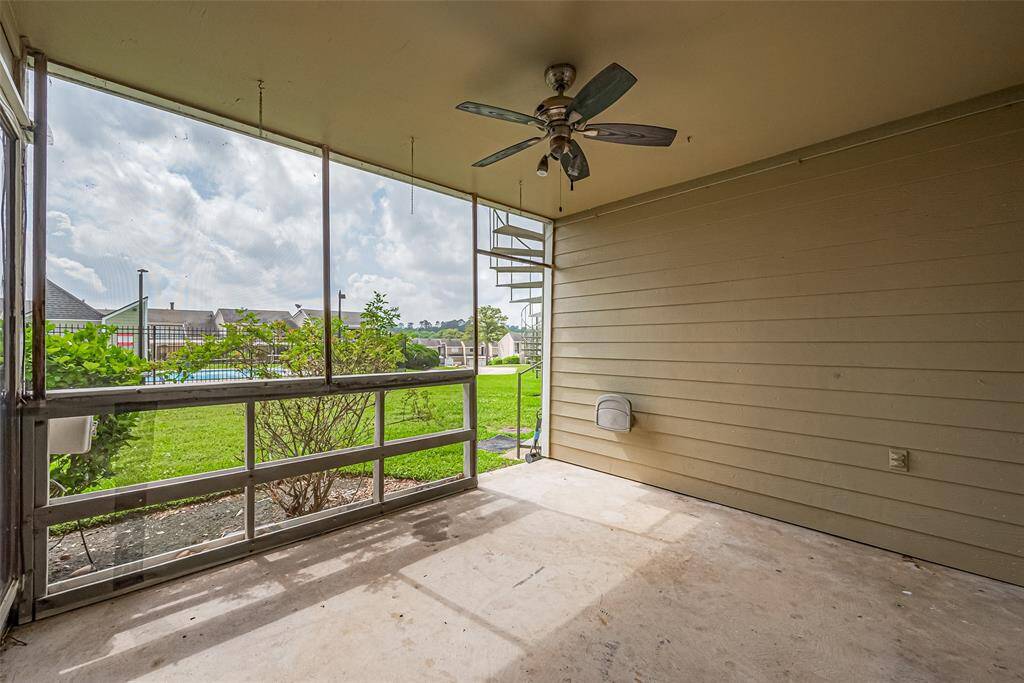 Screened in patio perfect  for entertaining