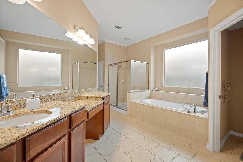 Huge En-Suite Bathroom jetted tub