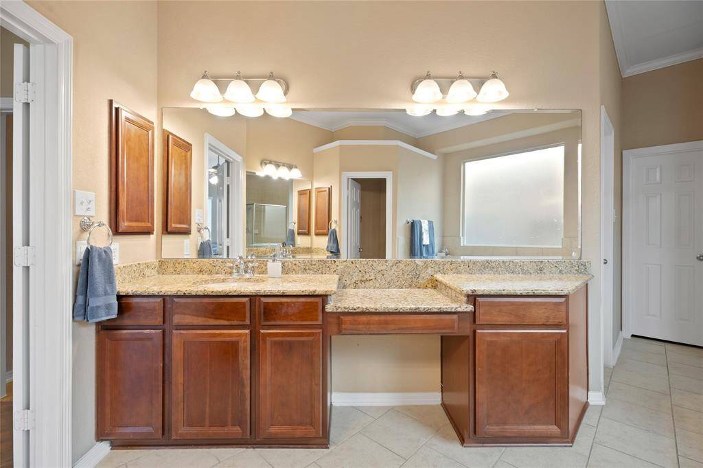 Double vanity with powder counter