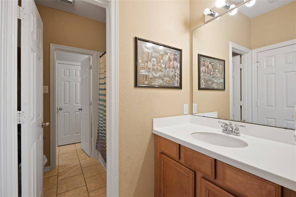 Vanity of jack and jill bathroom layout