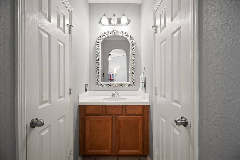 Vanity of jack and jill bathroom layout