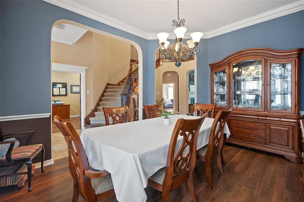 crown molding ceiling lighting above