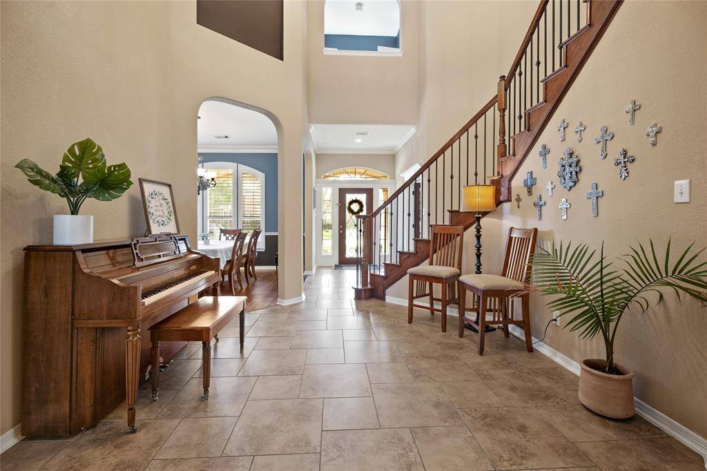 Large foyer /piano entrance to family room