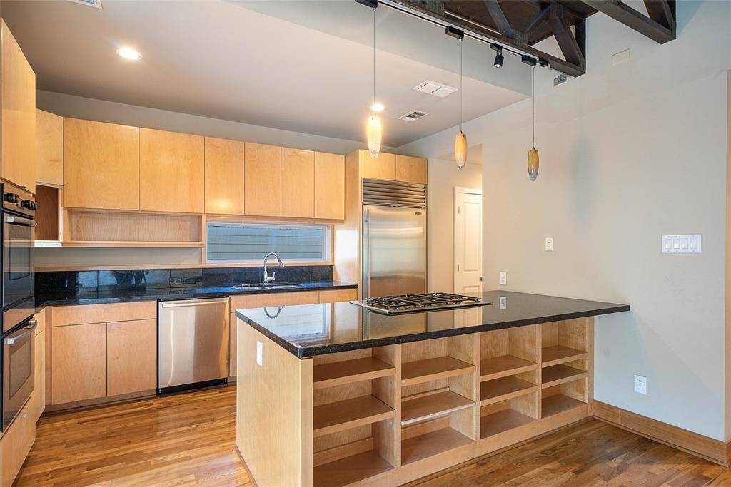 Kitchen with breakfast bar, recessedlighting, built-in shelving