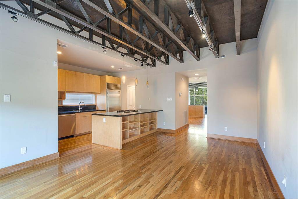 Breakfast / Den/Family Room offkitchen (approx. 19x13) features oakhardwood floors, open stained trusses,high ceilings, perfect space for a casualden.