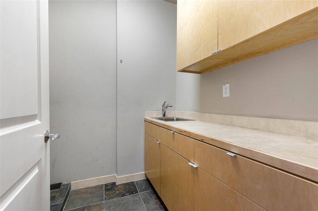 Full size laundry room on 3rd Floor inhallway (approx. 6x8) w/sink andstorage. Gas and electric dryerconnections.