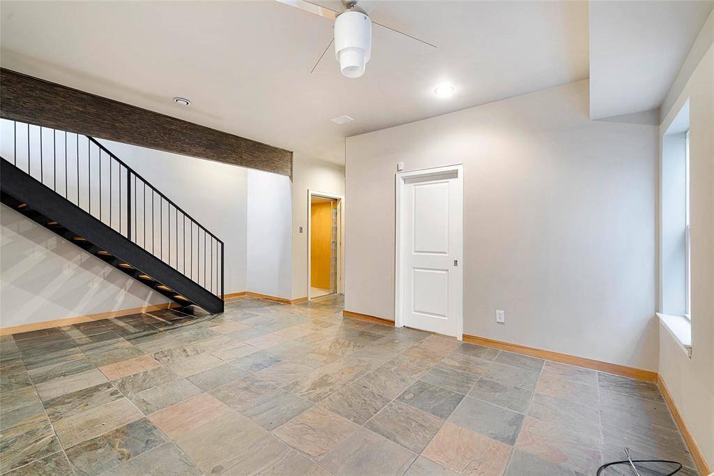1st Level Flex/Gameroom (approx.19x13) w/slate floors, access to full bath