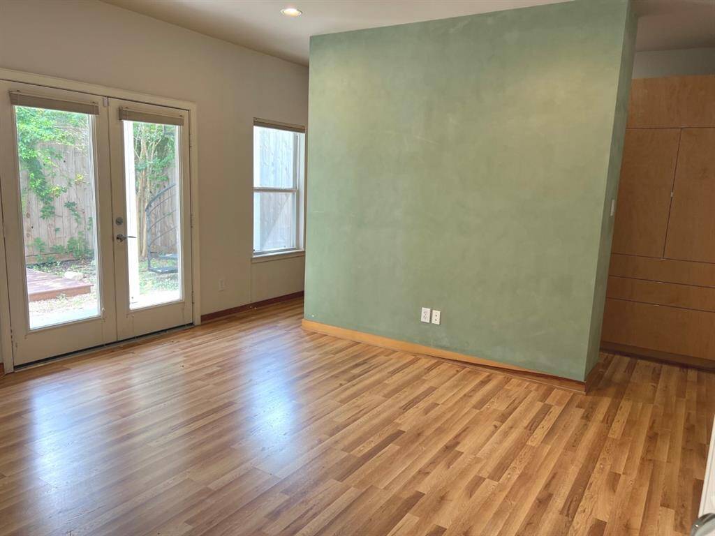 1st Level Bedroom (approx. 14x14)w/access to the backyard, Frenchdoors, en-suite bath, walk-in closet.