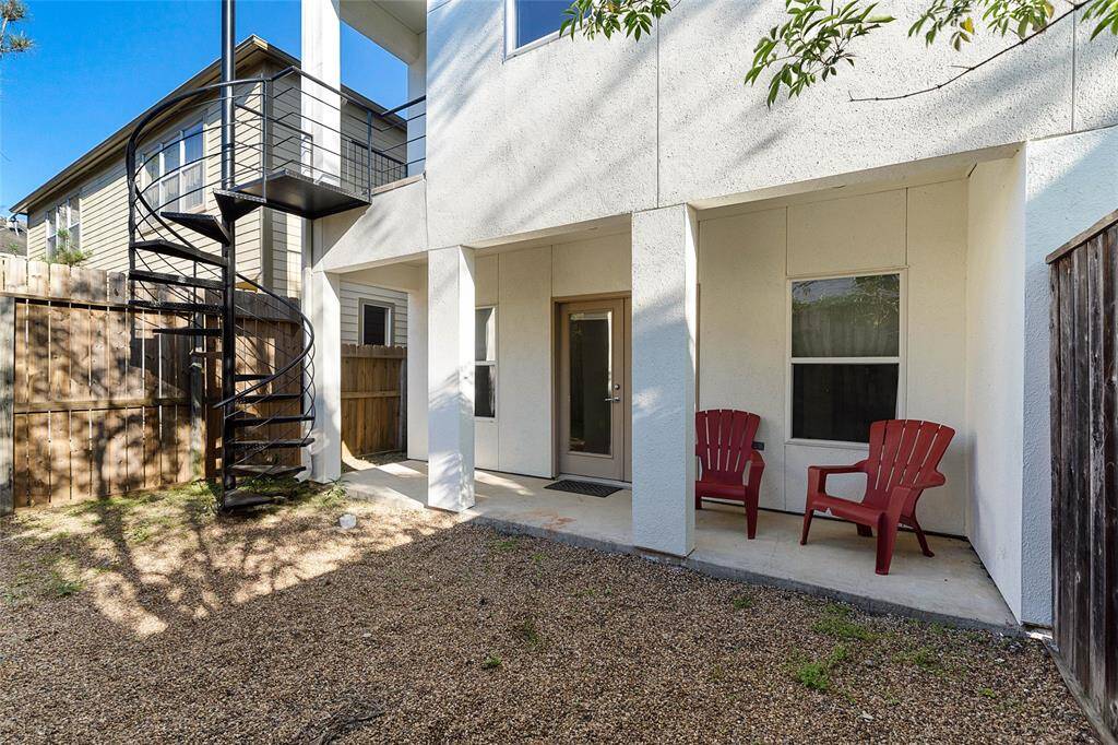Backyard w/Covered Back Porch. SpiralStaircase from 2nd Level Balcony.