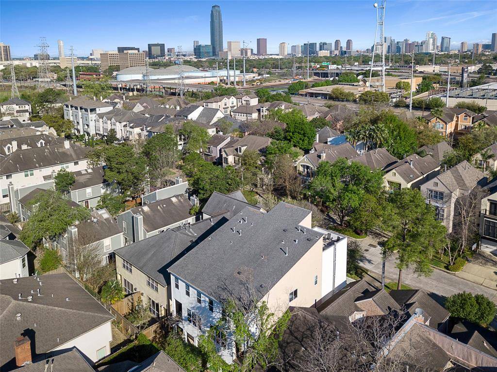 4211 B Purdue is located in the city ofHouston, but in the West UniversityArea with easy access to US59/69,Galleria, Loop 610, Bellaire, WestparkTollway, Downtown. Zoned to WestUniversity Elem, Pershing Middle,Lamar High*Verify.