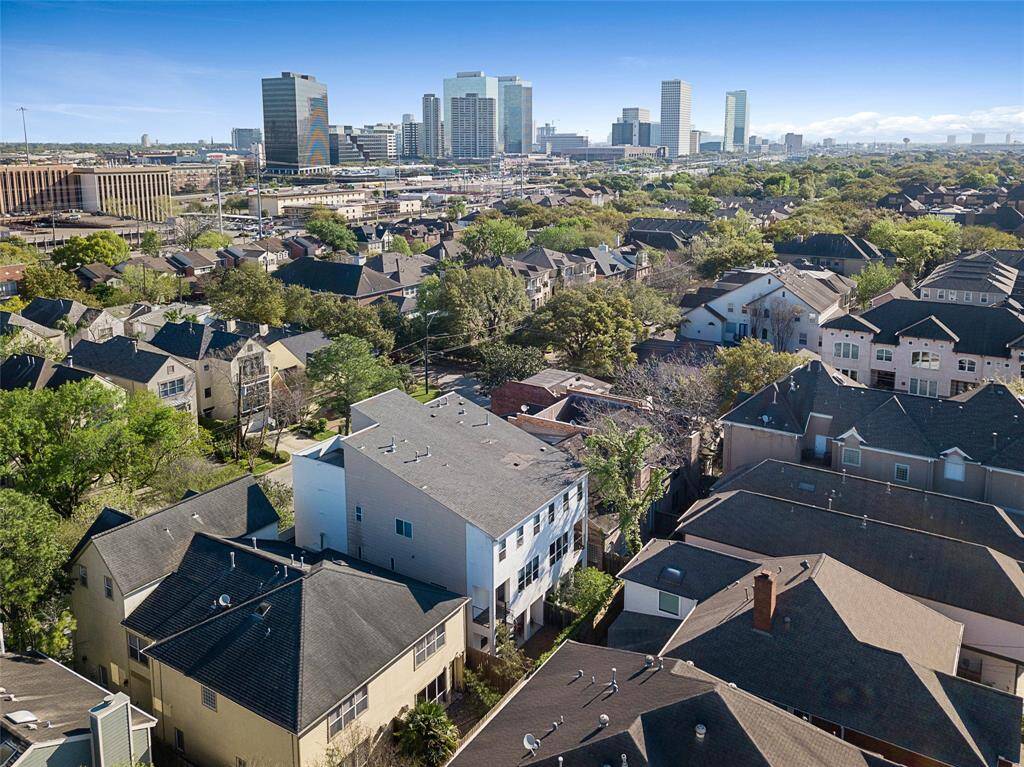 Very close to Greenway Plaza. Alsoclose to Texas Medical Center.