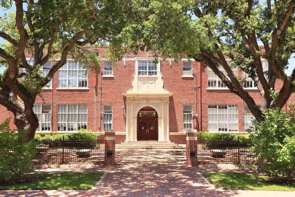 Zoned to West University Elementary*Tenant to verify zoning and spaceavailability.