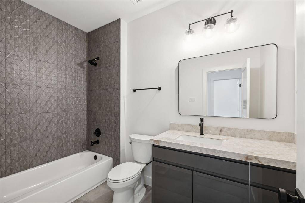 Ensuite bath #4.