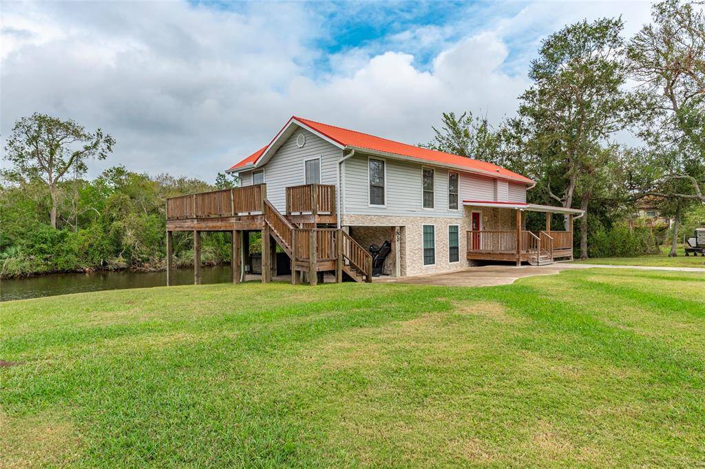 Welcome to paradise, also know as 431 Shady Oaks Harbor