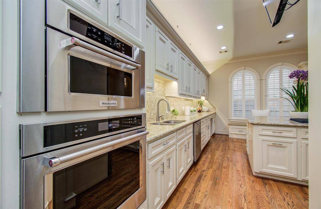 KitchenAid wall ovens are ready for roasting and baking