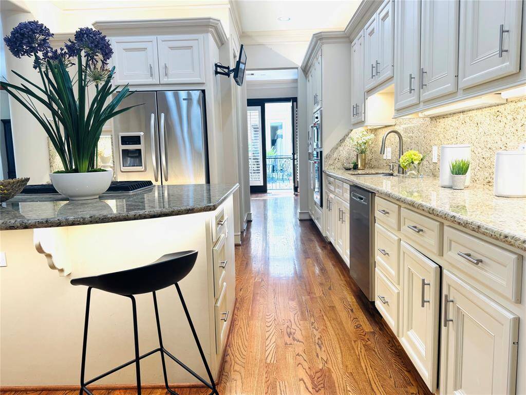 This kitchen is so cozy with much light throughout plus under-cabinet lights as well.