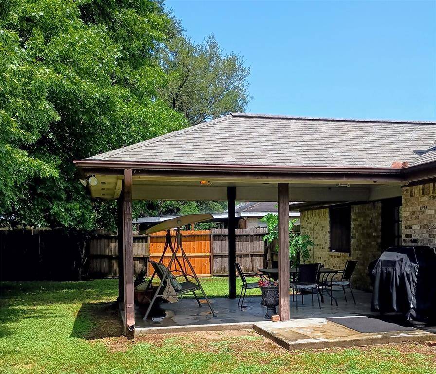 Large covered Patio for your enjoyment