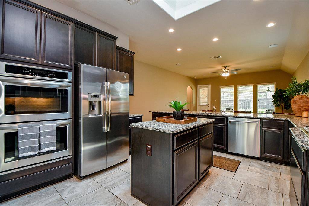 Island kitchen with double ovens, gas stovetop, SS appliances, refrigerator included!