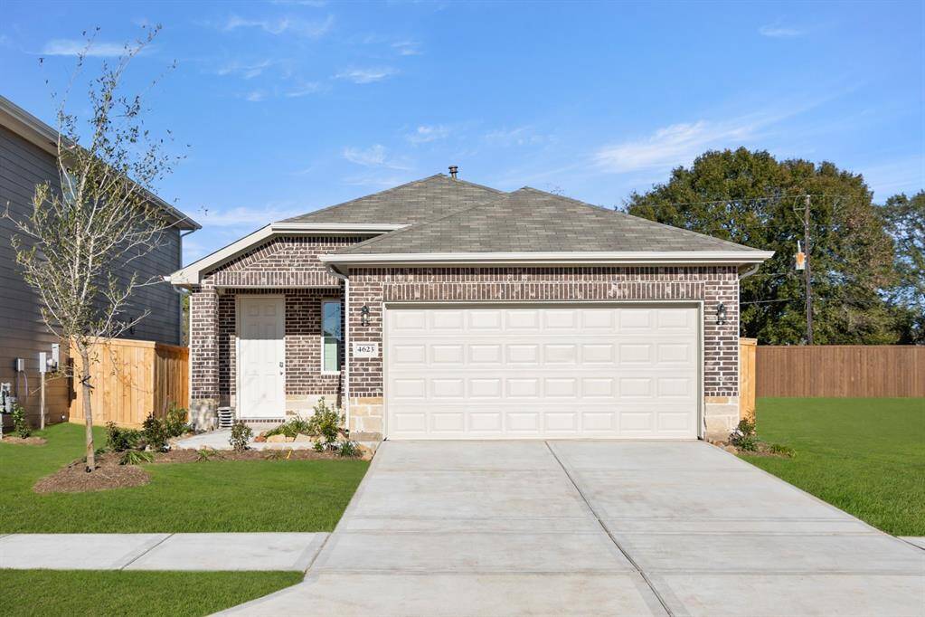 The Kaufman floor plan by History Maker Homes is the perfect home for right sizing! This isn’t just a house; it’s a place where memories will be made, laughter will fill the air, and every corner reflects a life well-lived.