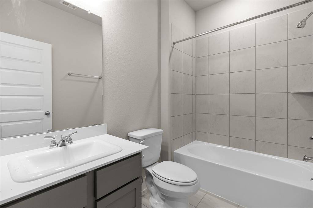 Whether you’re hosting family and friends or for the kiddos, our secondary bathrooms invite you to relax, refresh, and feel right at home.
