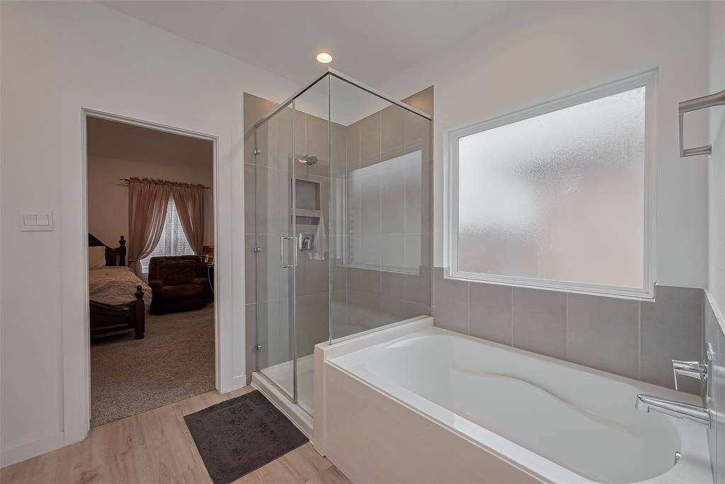 TUB IN PRIMARY BATHROOM