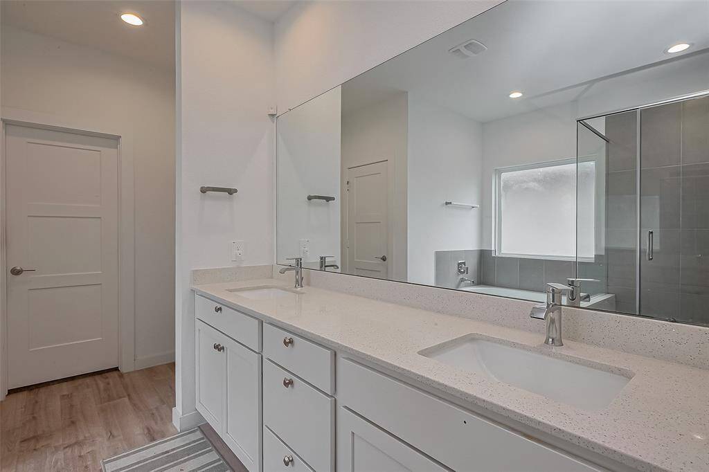 DOUBLE SINK IN PRIMARY BATHROOM