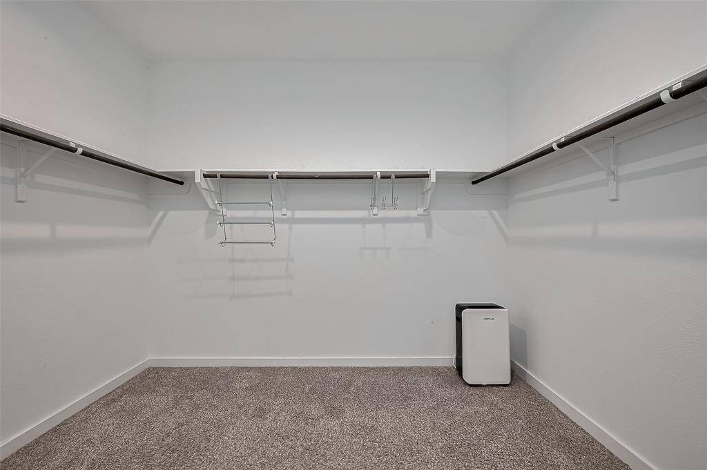 WALKIN PRIMARY CLOSET