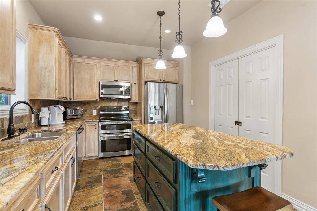 Stainless appliances, all stay, exotic granite and a large pantry make this a chef's dream.
