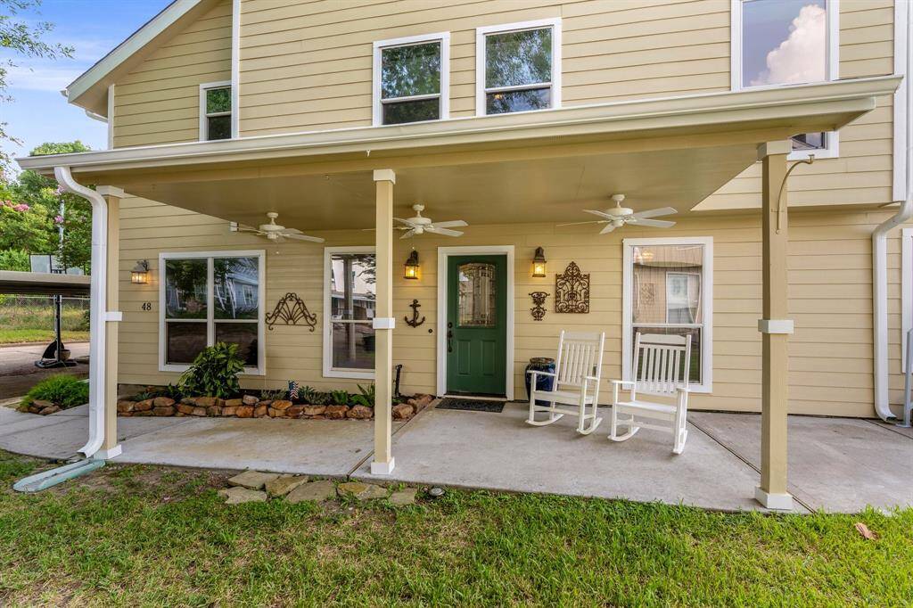 Welcome to 48 Lakeview Village in April Sound!