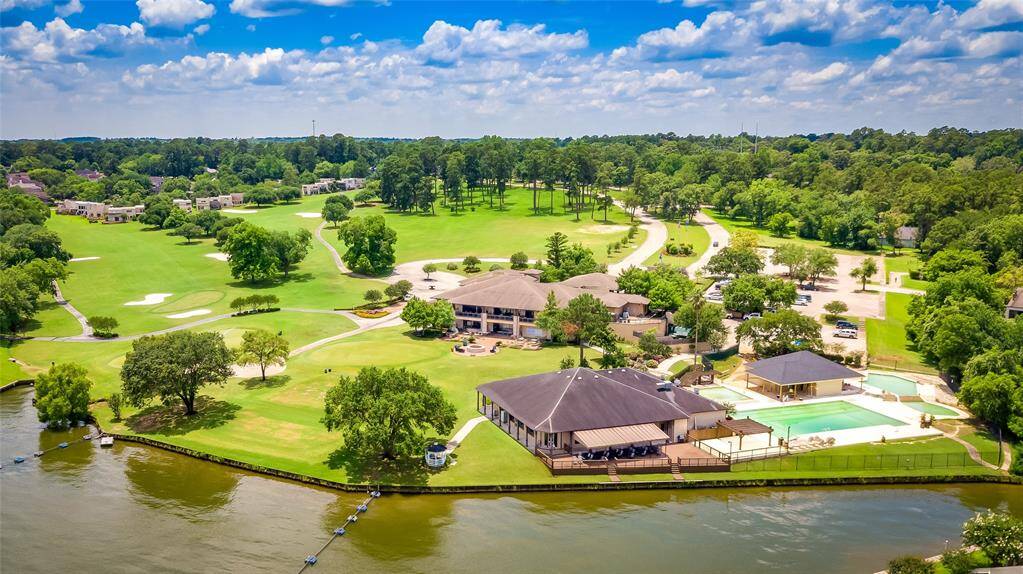 There is the Lakeside room where private parties, banquets and meetings can be held. The Club restaurant overlooks the waterfront driving range.